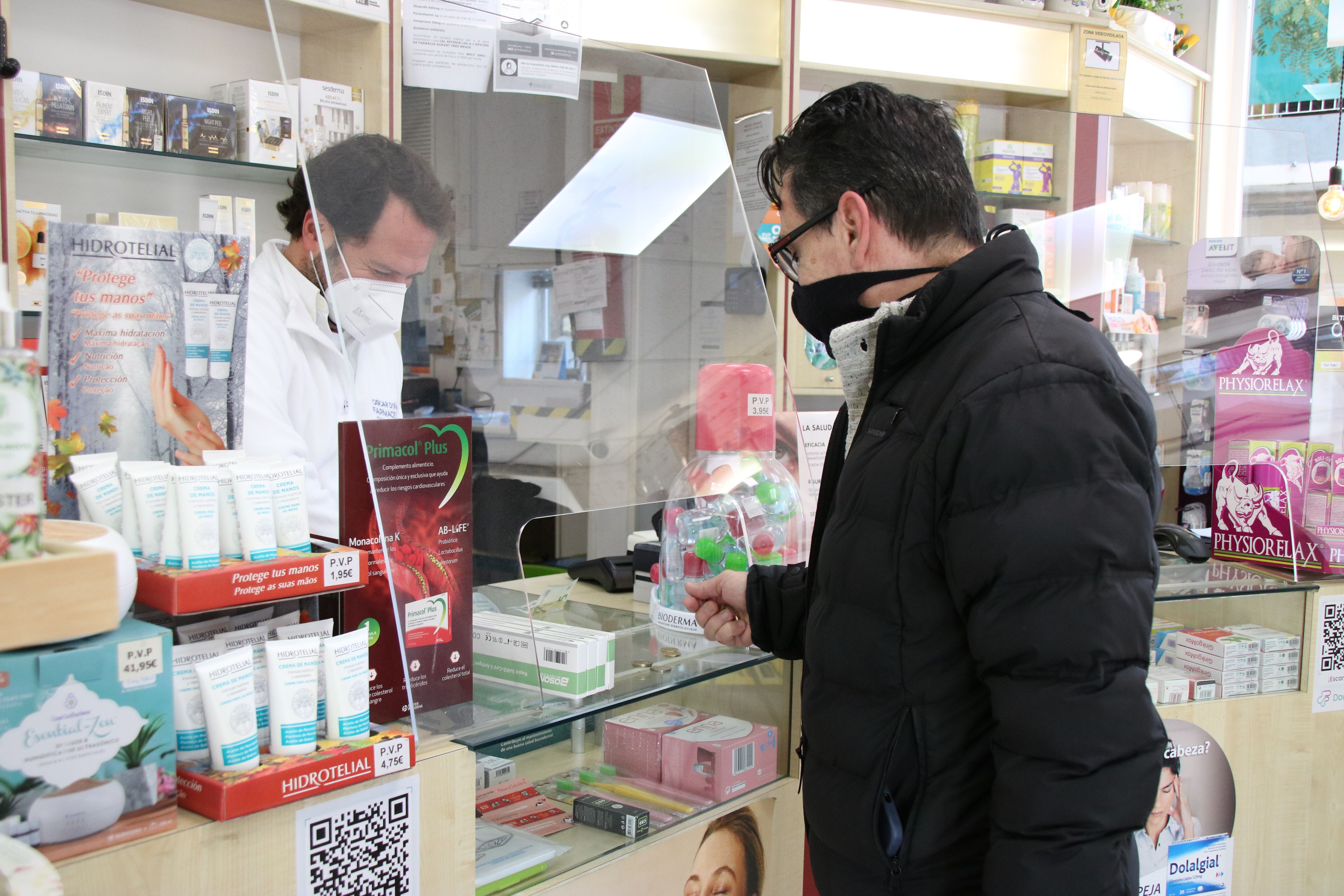 Adéu mascareta obligatòria a centres sanitaris i farmàcies