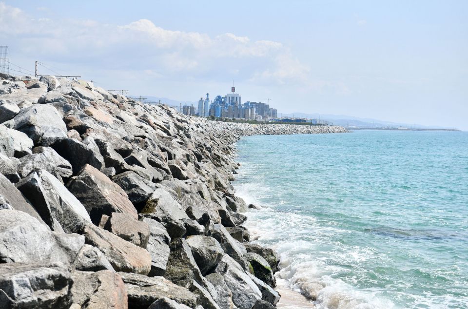 El tramo de Cabrera de Mar, sin un ápice de playa por el Puerto de Mataró | R. Gallofré