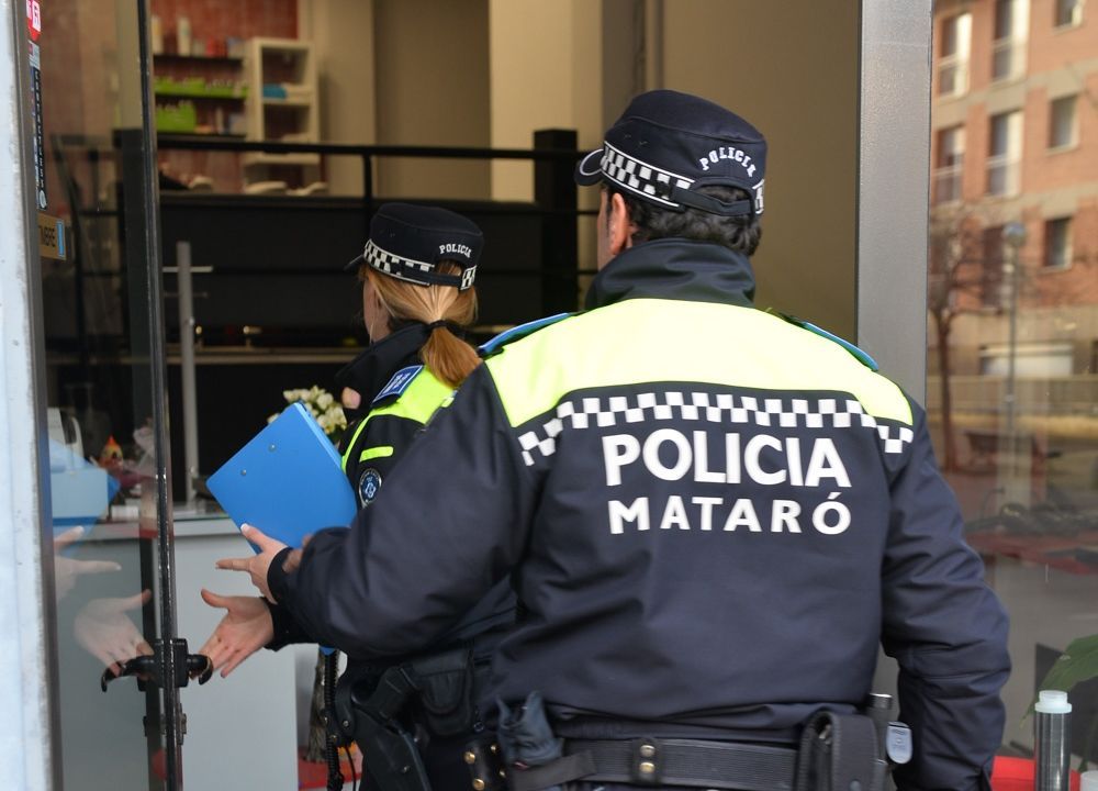 Dos agentes de la Policía Local de Mataró. Foto: R. Gallofré