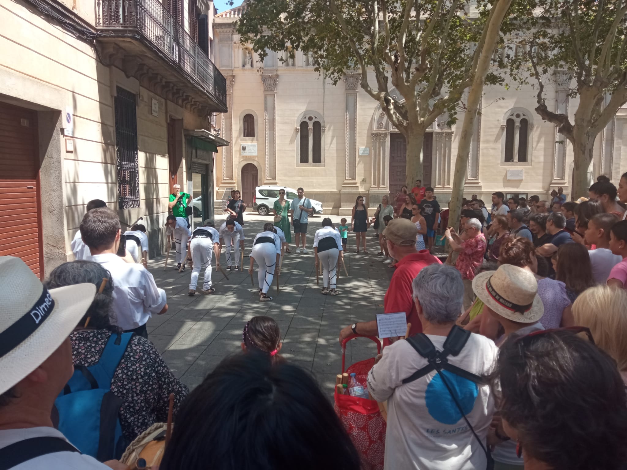 El Ball de bastons, a Santa Maria, al so de flabiol.