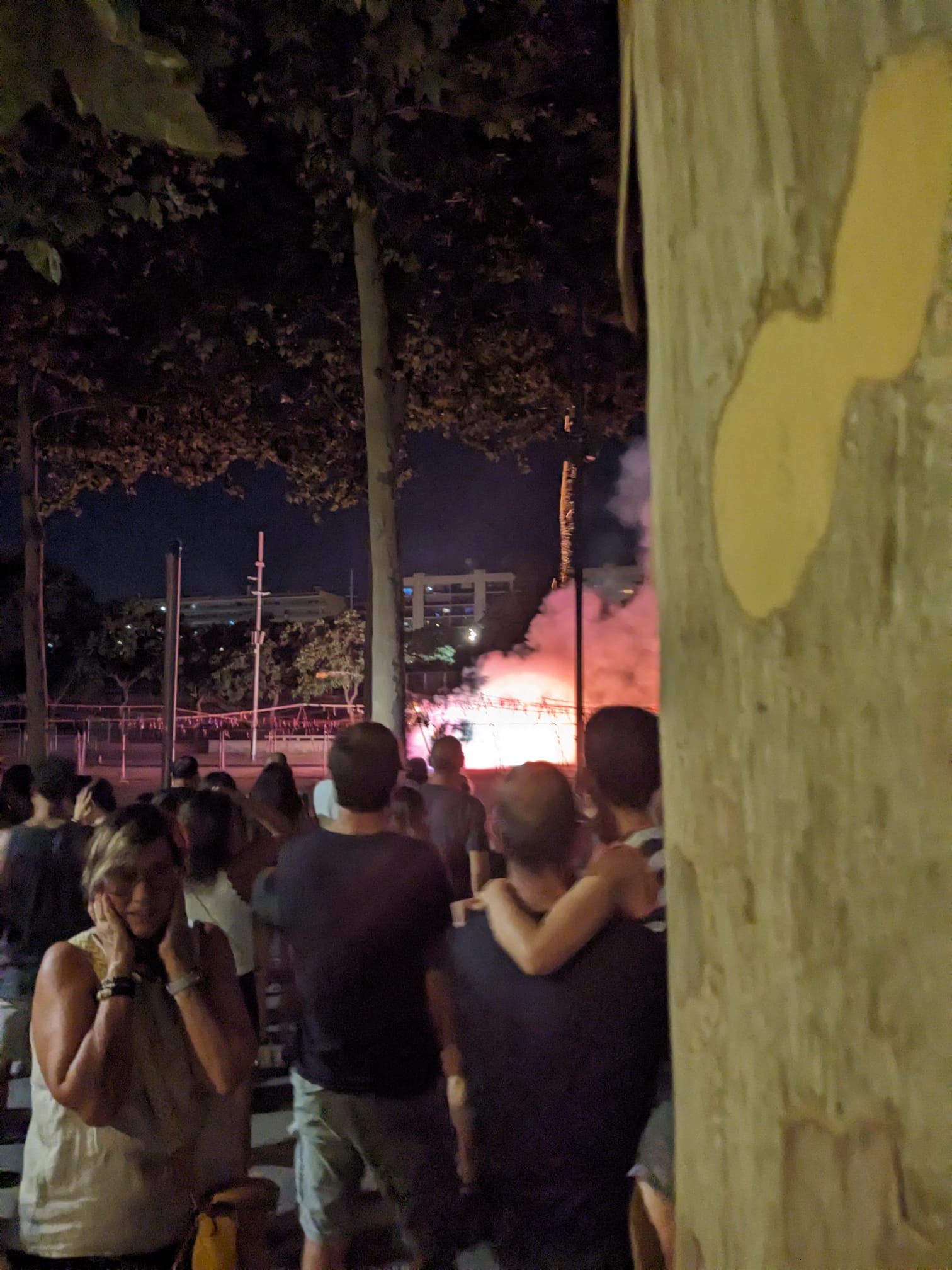 La gent, arreplegant-se de la Tronada. Foto: B. Mundó