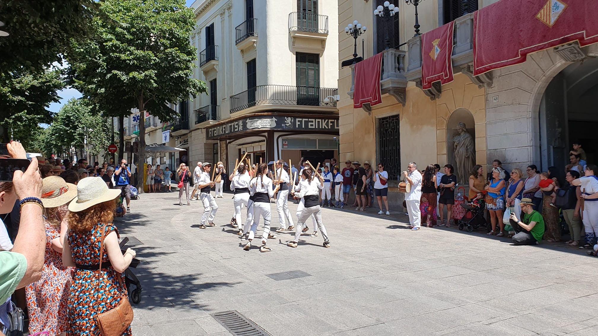 Dues colles protagonistes al vermut de bastons. Foto: A. Roca