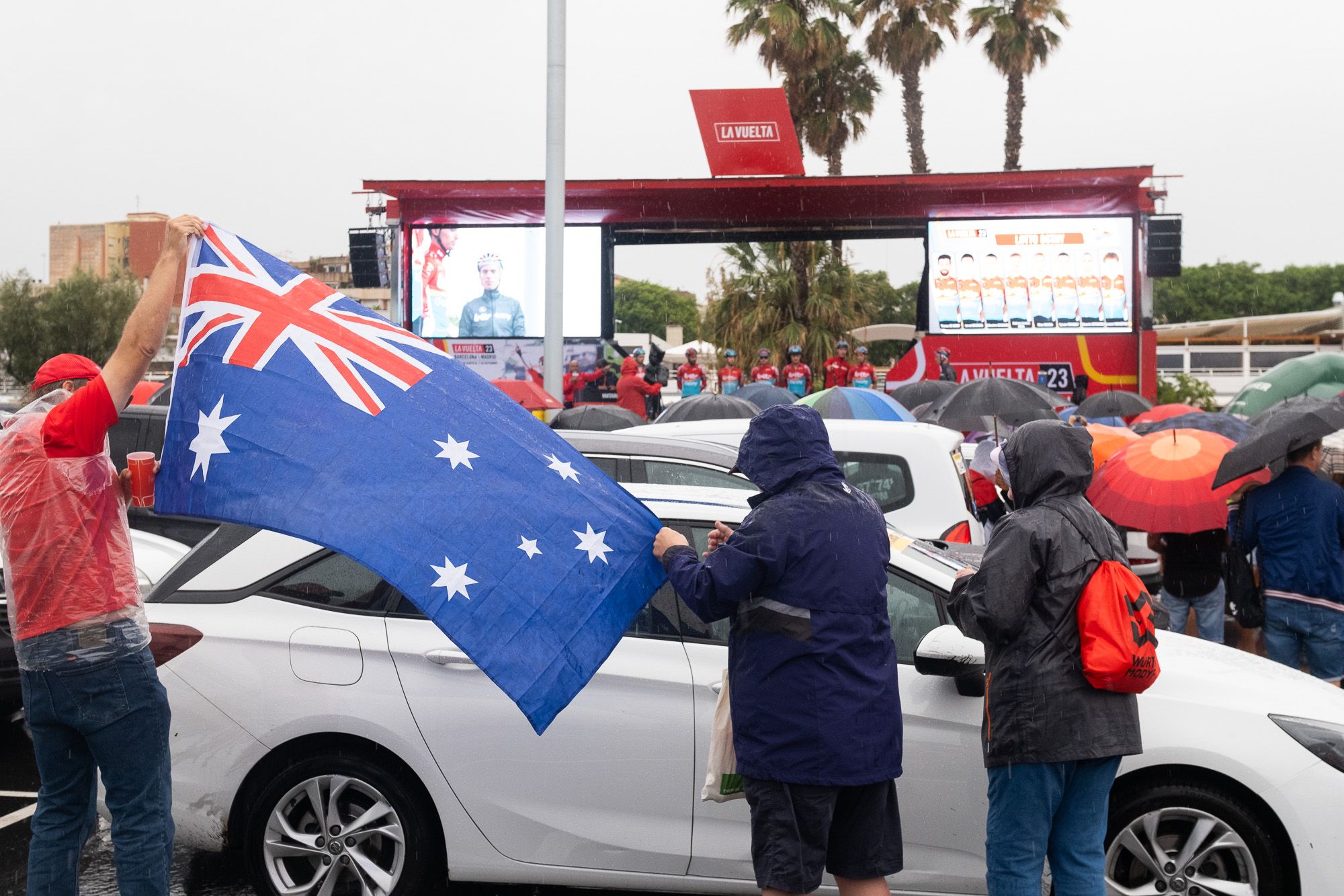 Aficionats australians a la sortida de La Vuelta. Foto: R.Gallofré