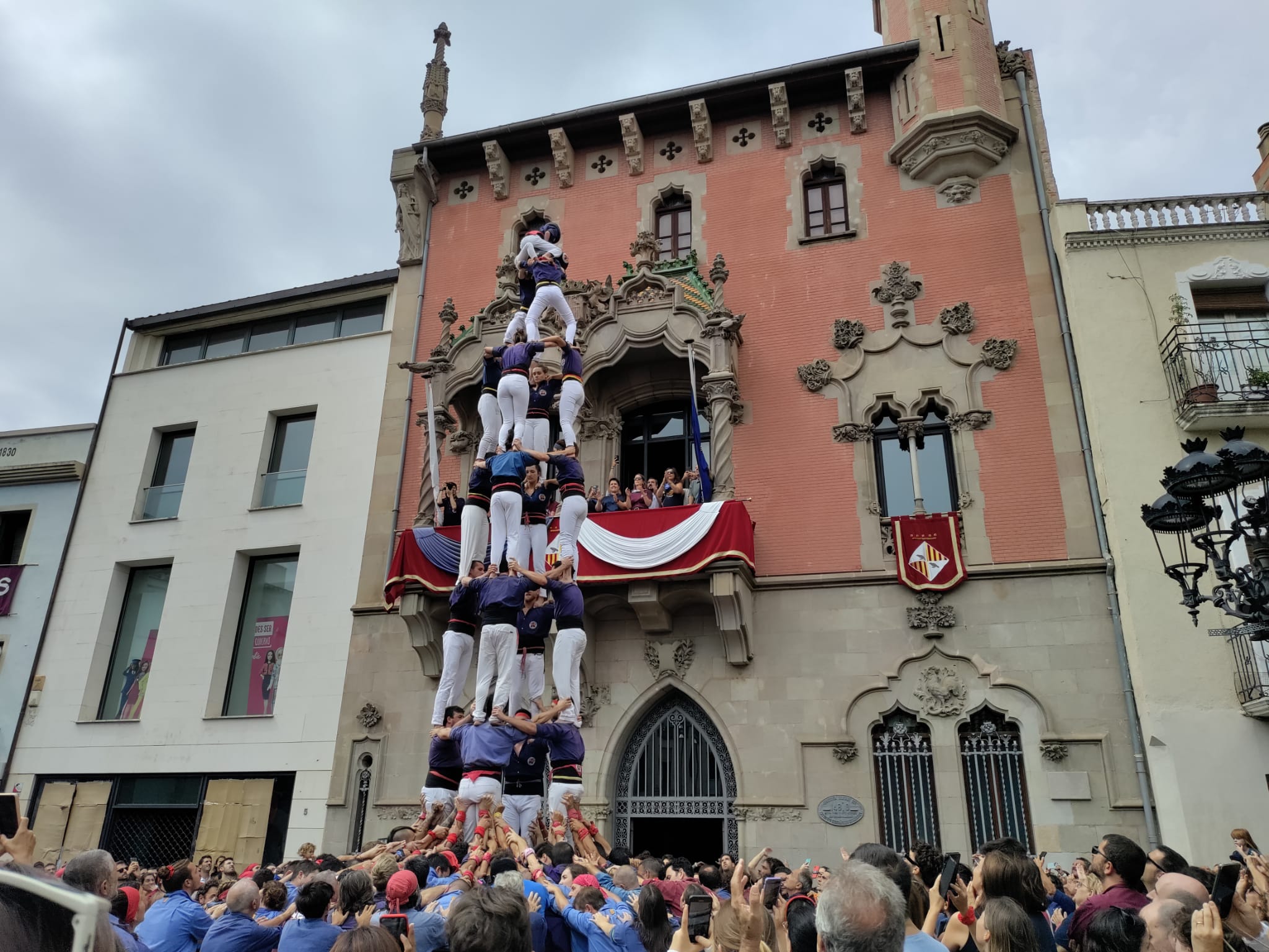 Els Capgrossos es posen seriosos amb tres castells de 8. Foto. E. Casanova