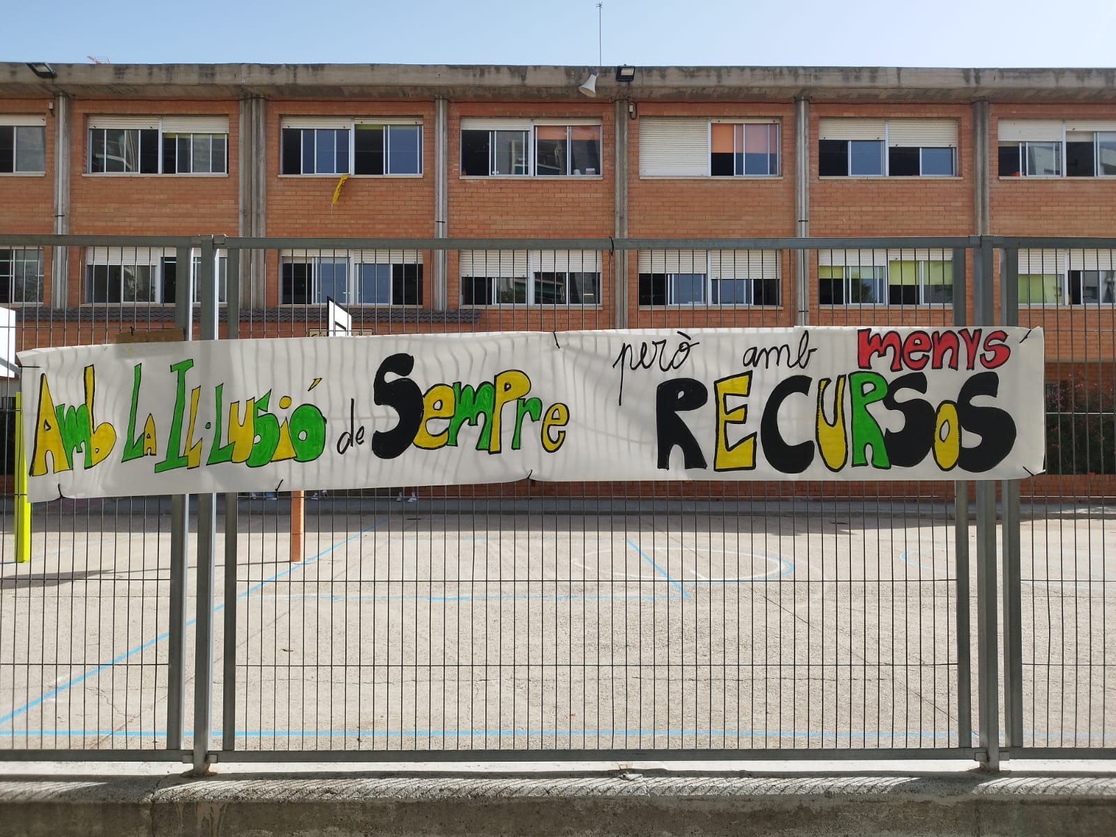 Pancarta penjada pels mestres de l'escola pública Camí del Mig de Mataró