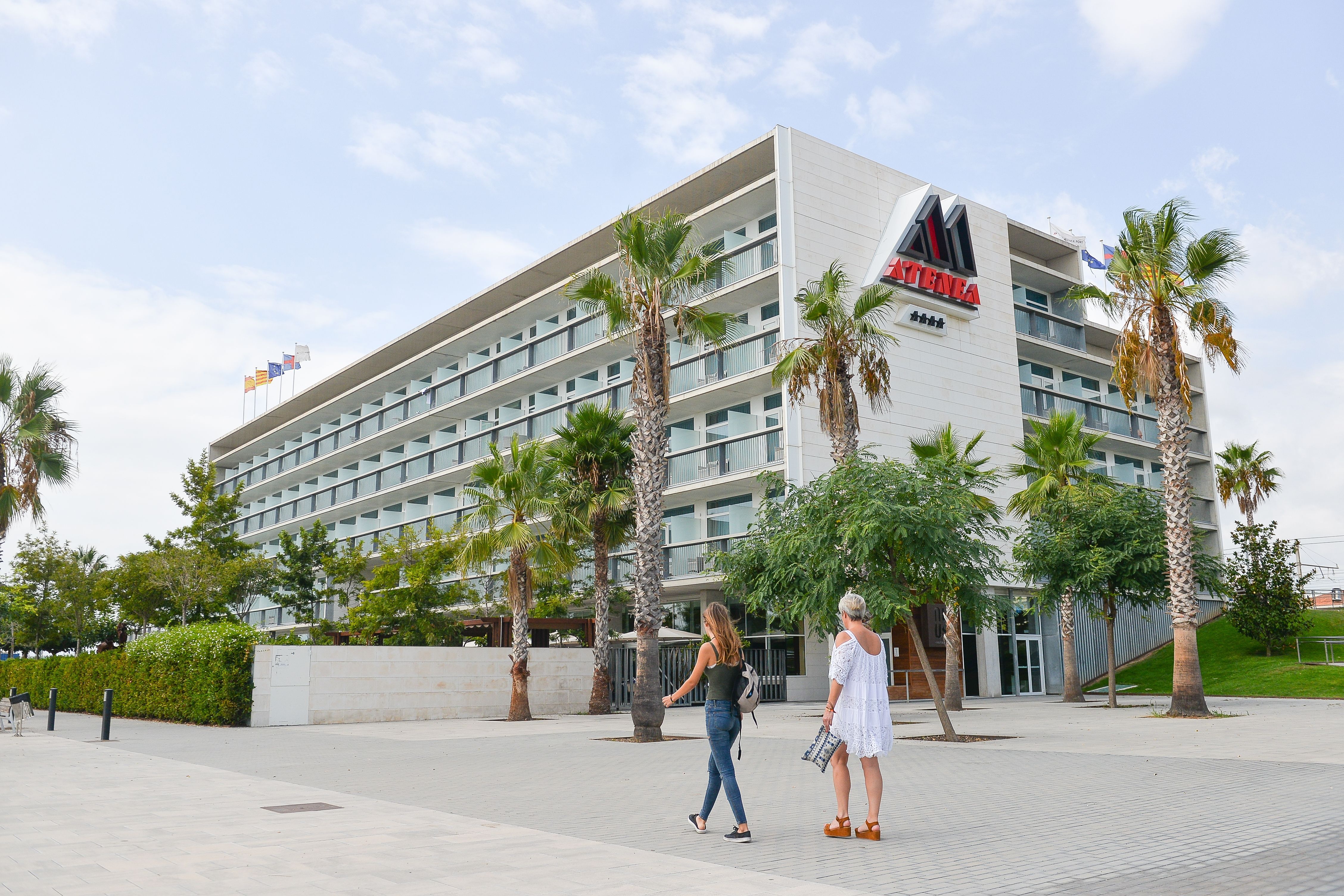 Dos turistas en el hotel Atenea de Mataró