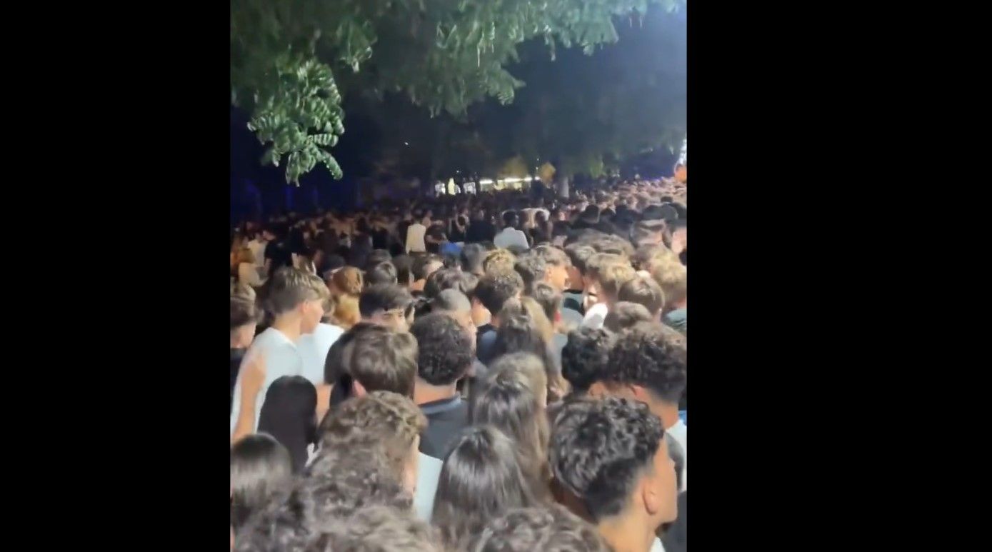 Col·lapse a les portes de la discoteca Miracle de Mataró (foto: fragment de vídeo de Twitter)