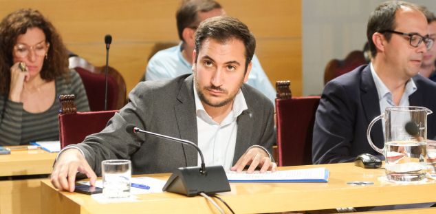 El portaveu del PP, Cristian Escribano, al Ple municipal de Mataró. Foto: R.Gallofré