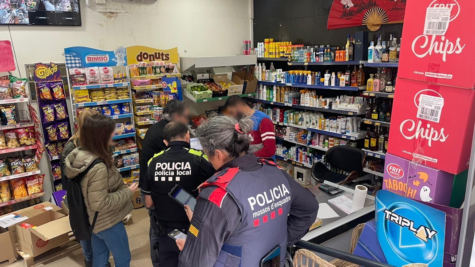 Dispositiu a cinc establiments d'alimentació de Canet. Foto: Mossos