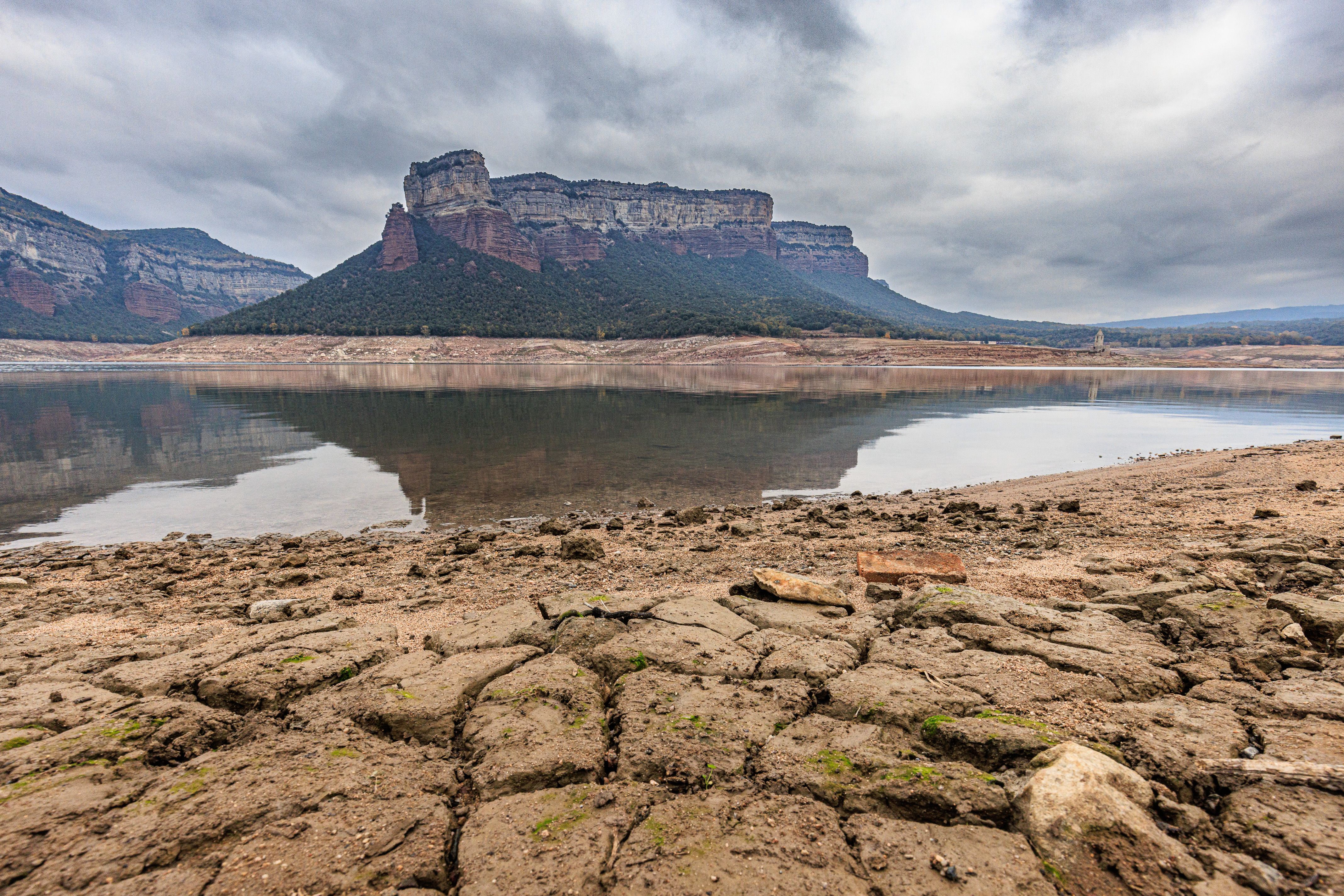 El Pantà de Sau, que alimenta comarques com el Maresme, pateix la sequera. Foto: ACN