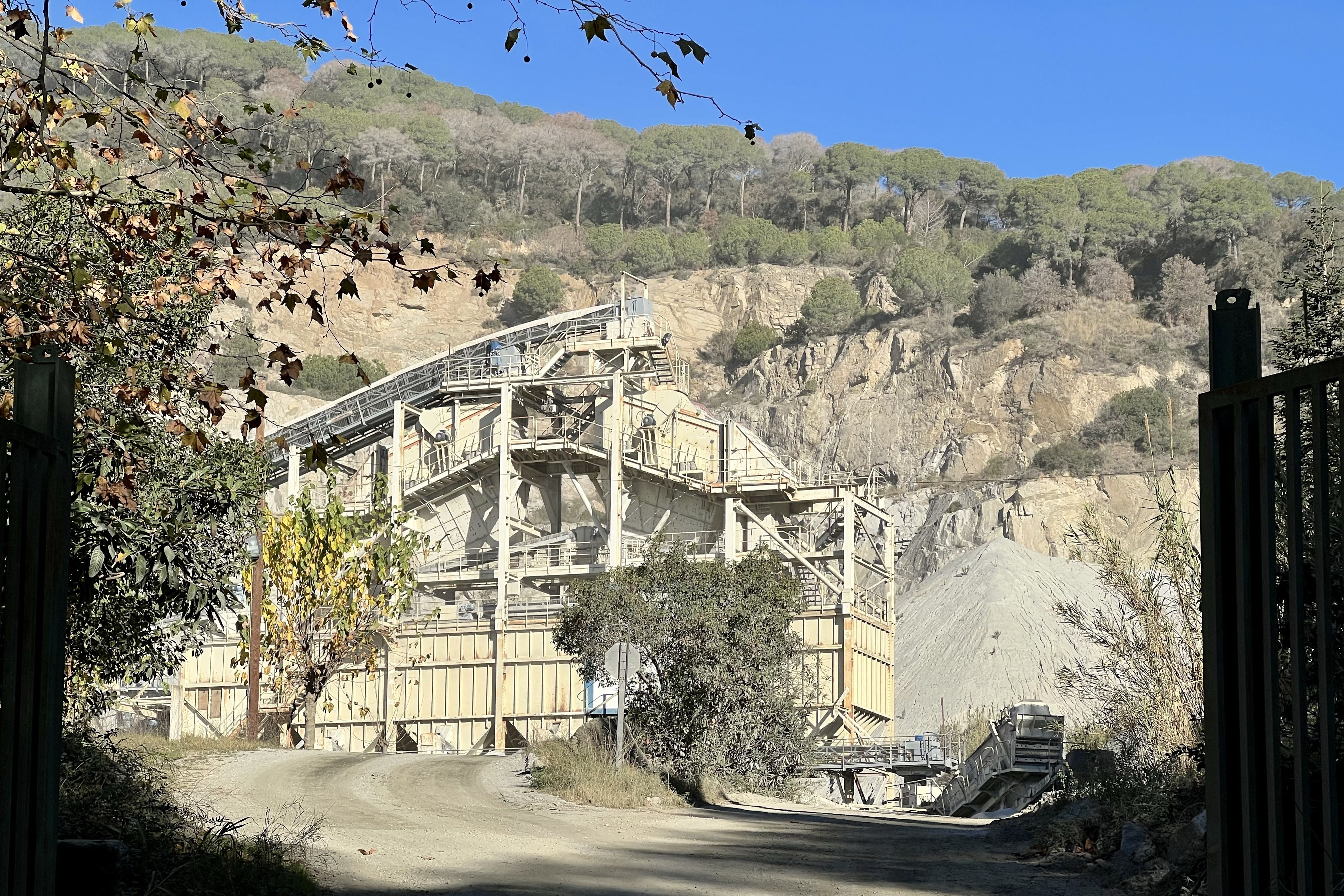 La pedrera de Dosrius, municipi on es vol fer la fàbrica d'asfalt. Foto: ACN