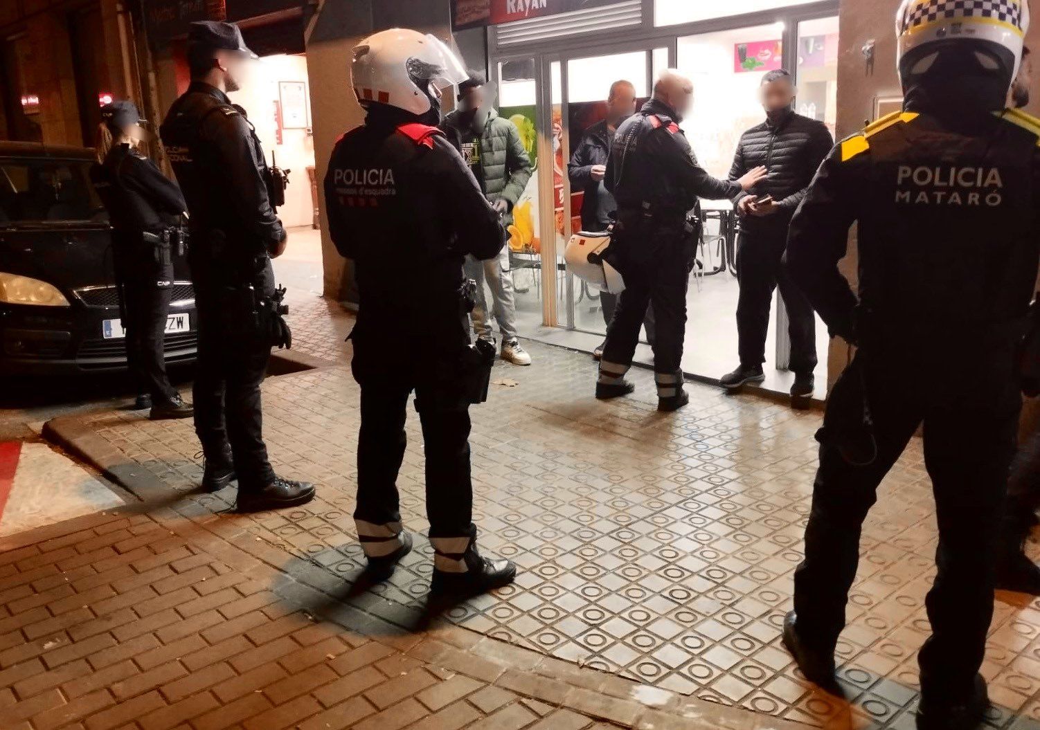 Operatiu policial a bars de Cerdanyola i Rocafonda. Foto: Policia Local