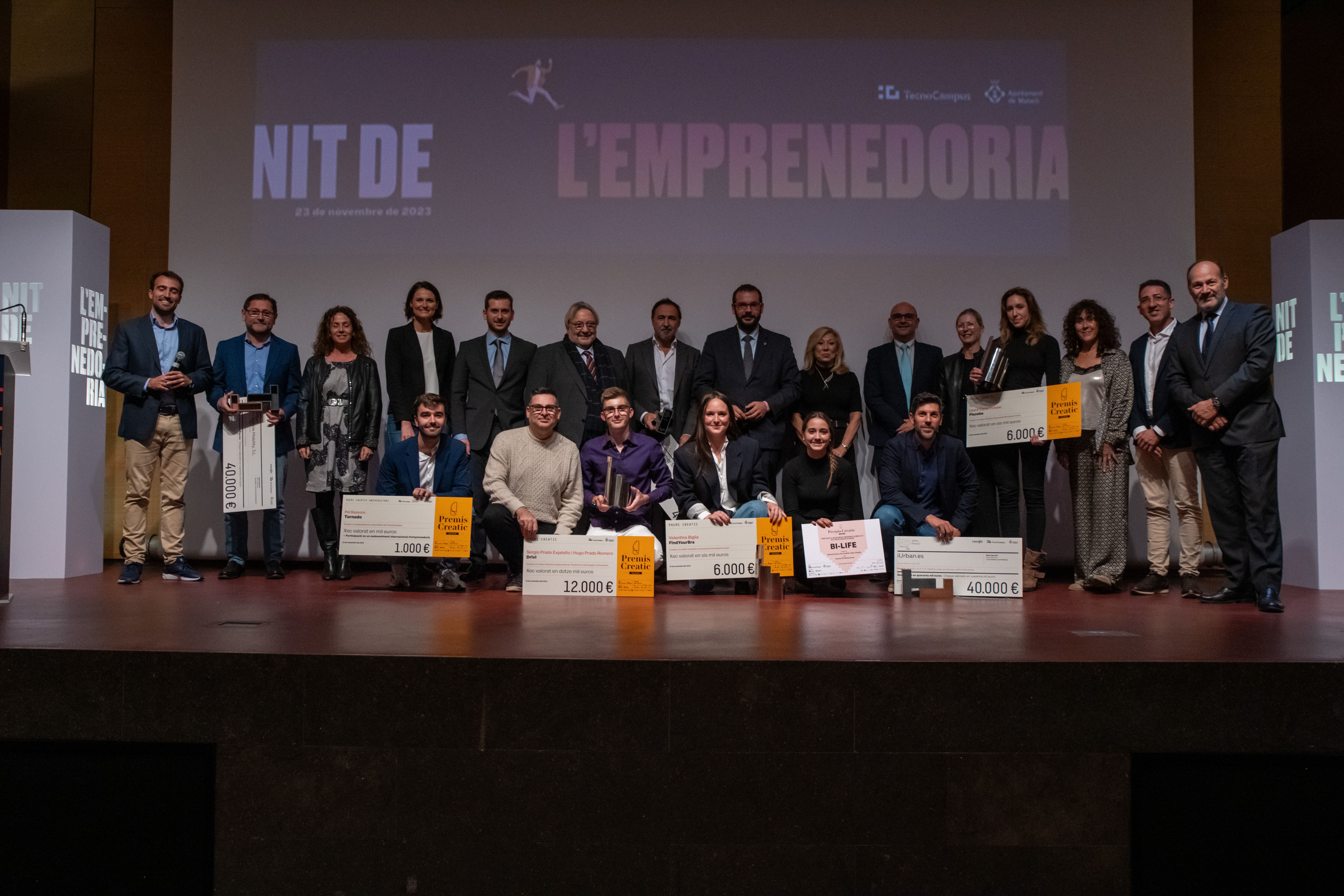 Foto de família dels guanyadors dels Creatic i l'Antena TrenLab a la Nit de l'Emprenedoria de Mataró. Foto: A. Canalejo