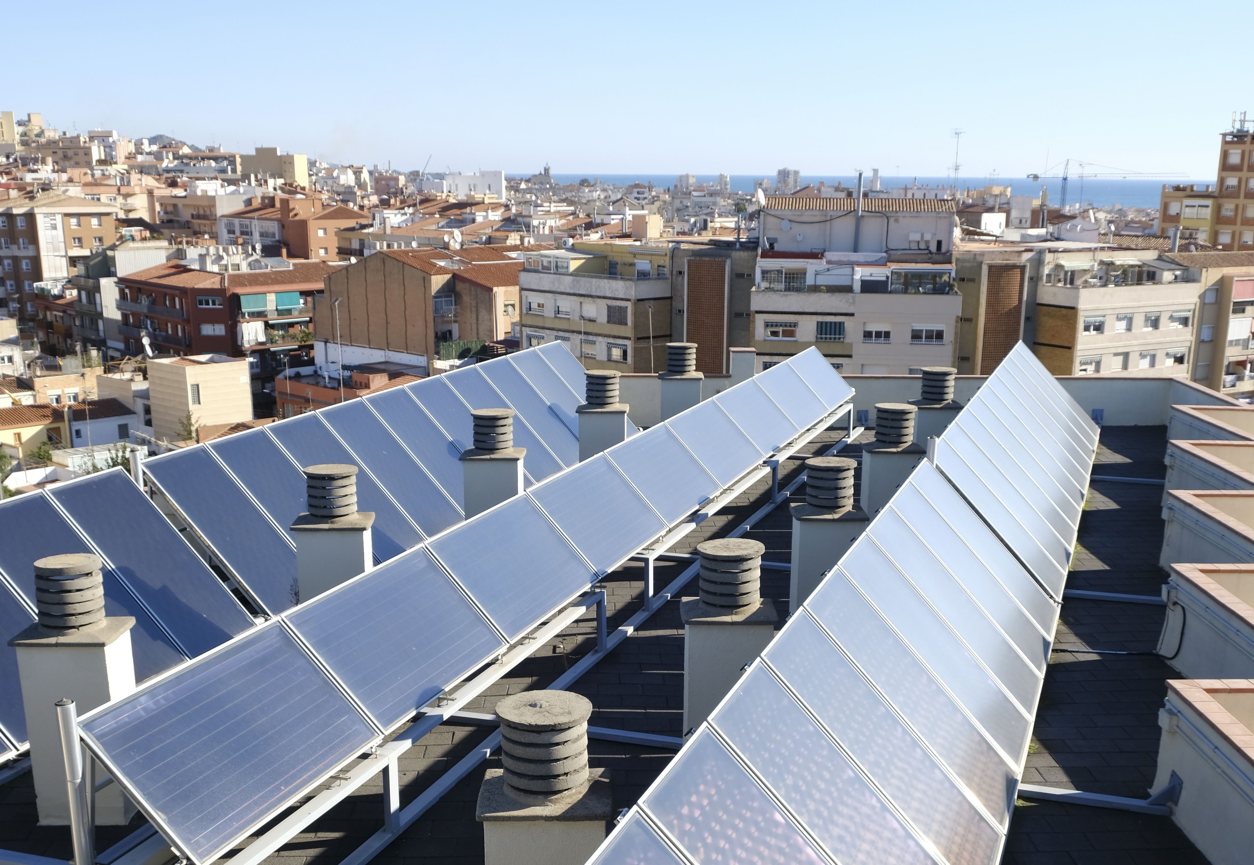 Plaques fotovoltaiques a un equipament de Mataró per avançar cap a l'autosuficiència energètica