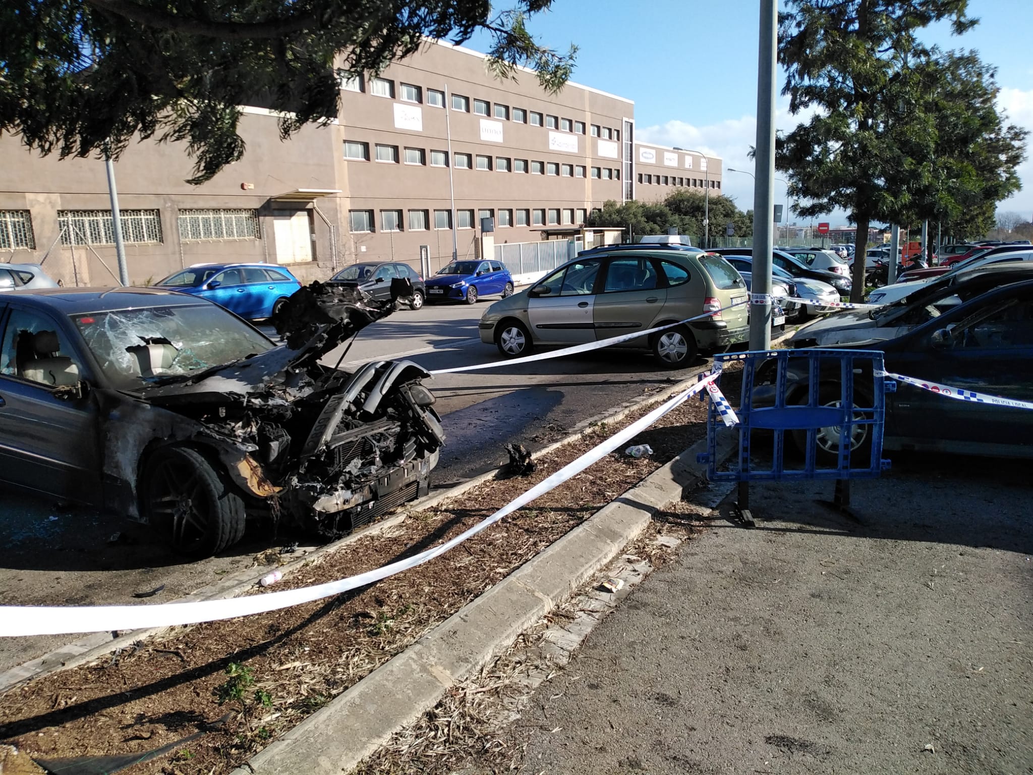 Vehicles calcinats a l'aparcament del Tanatori