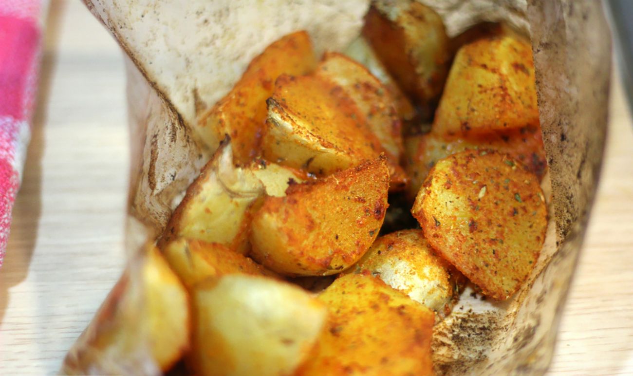 Las patatas para cocer en el microondas absorben los componentes plásticos  del envase