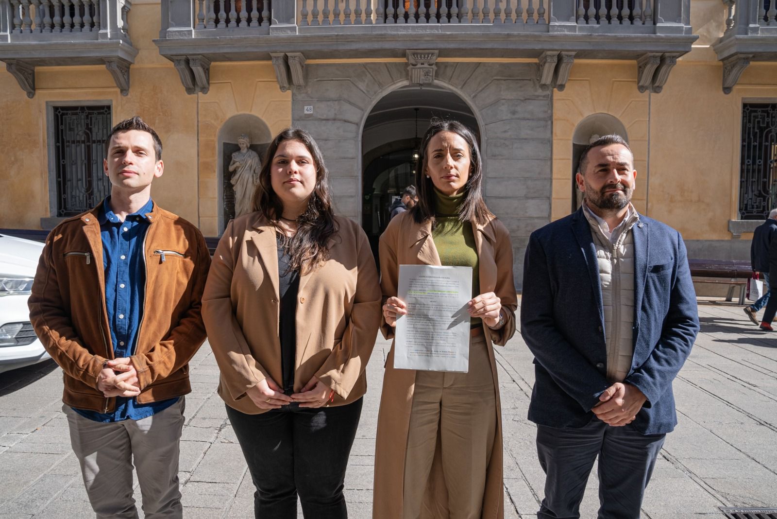 Els regidors de Vox amb la denúncia presentada a l'Ajuntament de Mataró. Foto: Vox