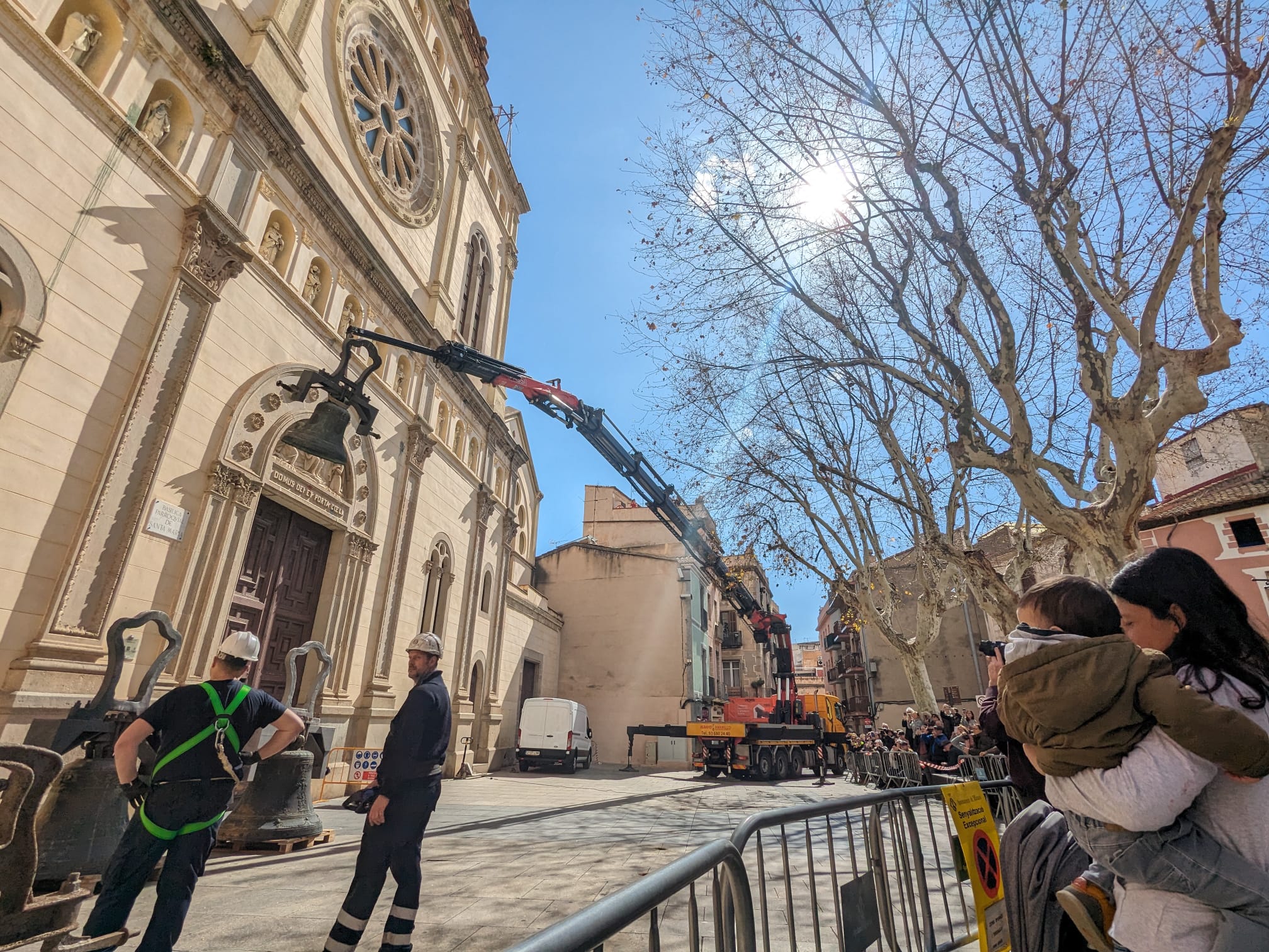 Un moment de l'operació per baixar les campanes. Foto: Campaners de Santa Maria