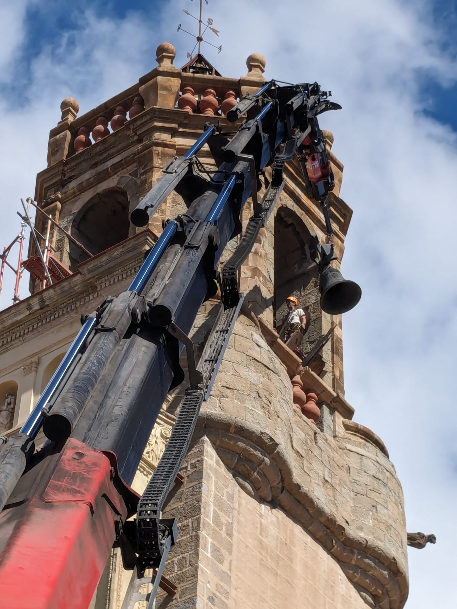 Traient la campana Carme de lloc. Foto: Campaners de Santa Maria