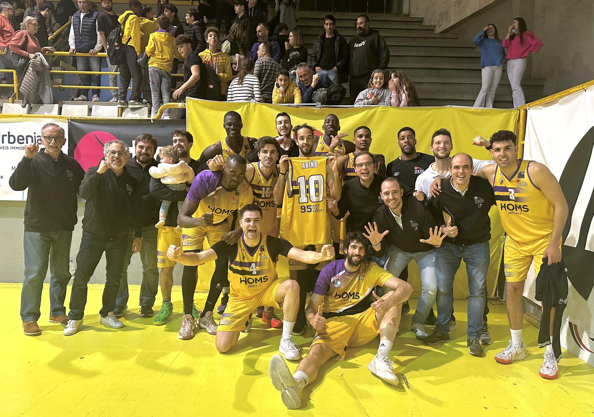 L'equip celebra la desena victòria. Foto: UEM.