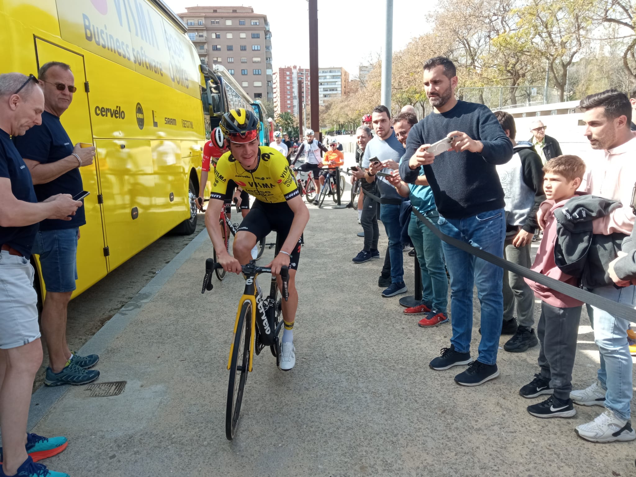 Sepp Kuss, anant al control de firmes. Foto: Cugat C