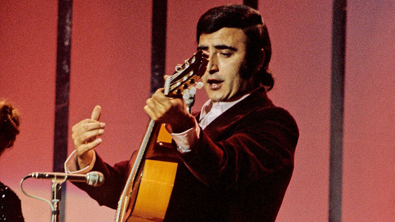 Peret, en la seva històrica actuació a Eurovisió 1974