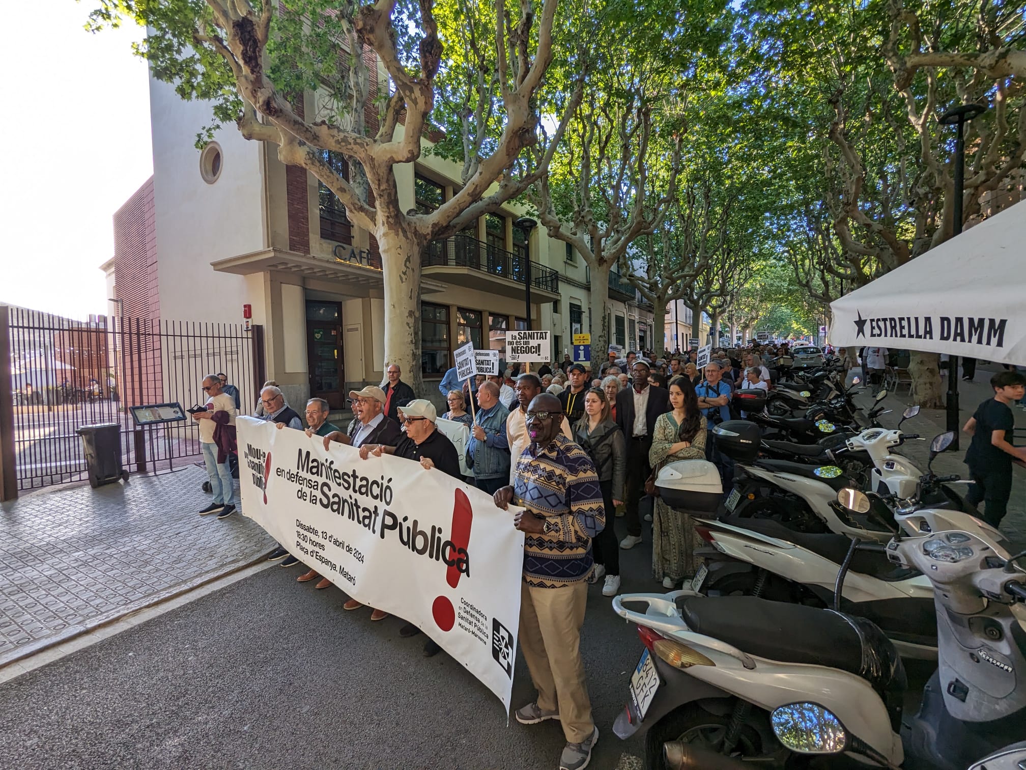 La manifestació per la sanitat pública, per la Riera. 