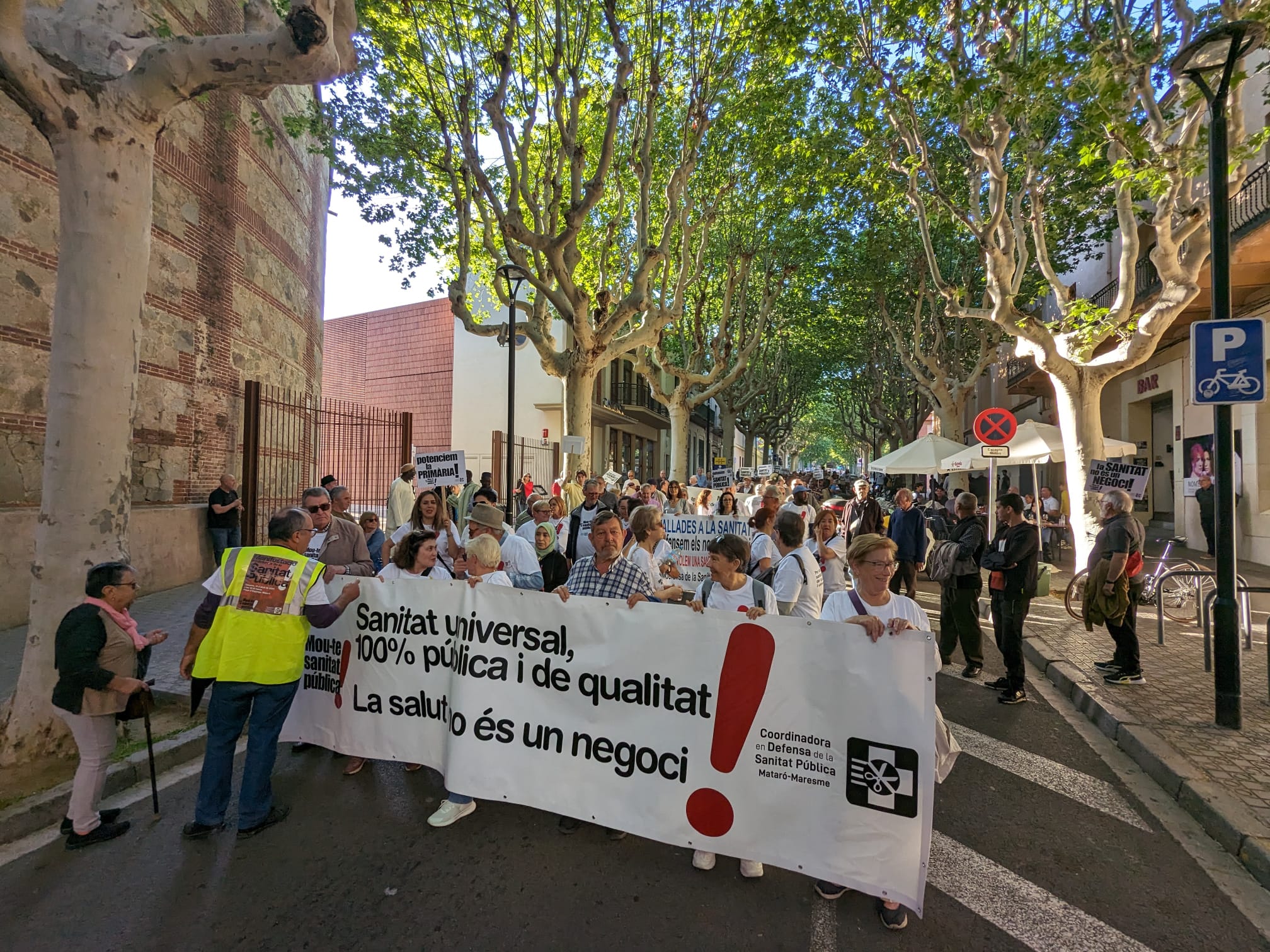 La manifestació per la sanitat pública, per la Riera. 