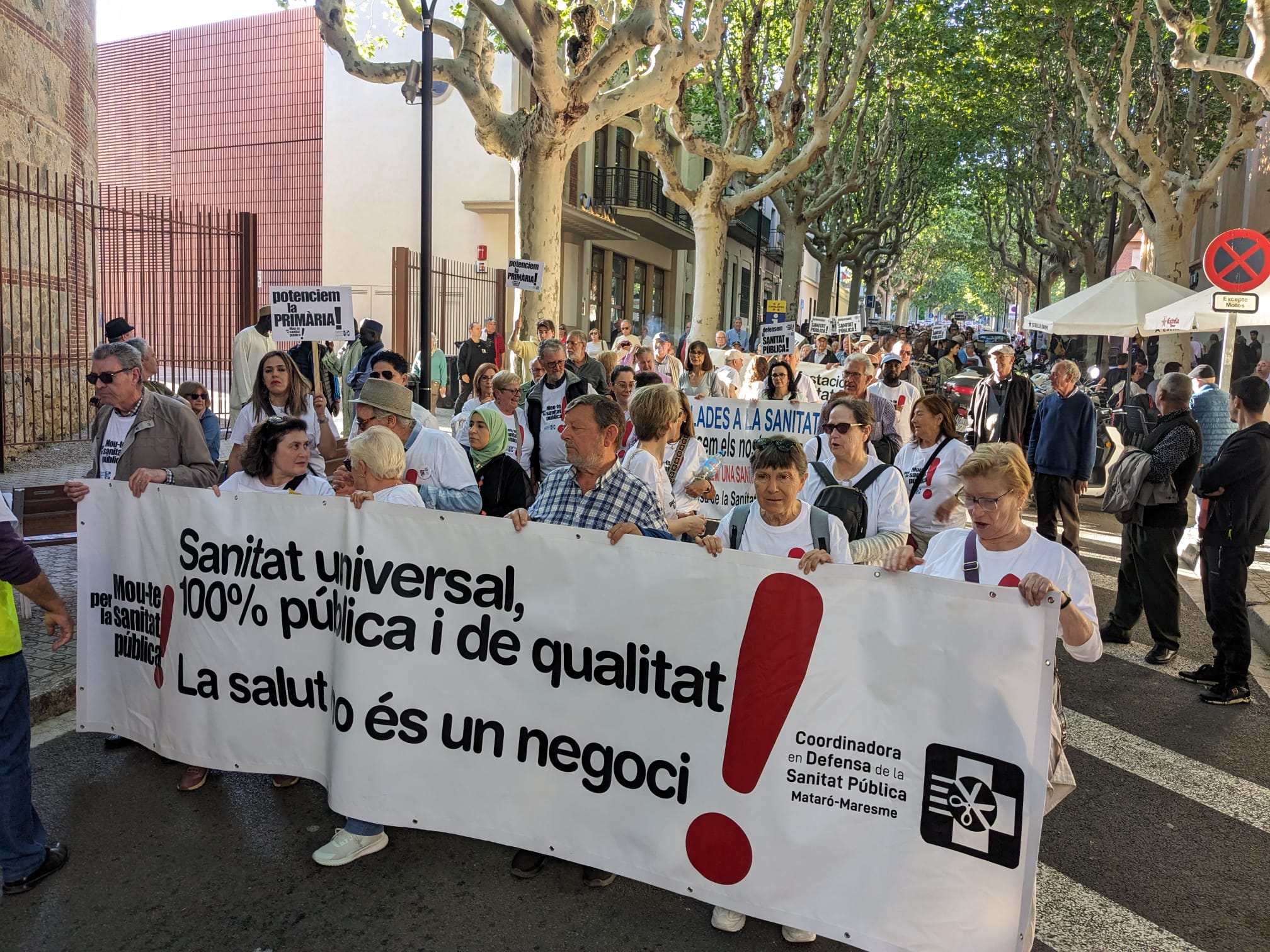 La manifestació per la sanitat pública, per la Riera. 