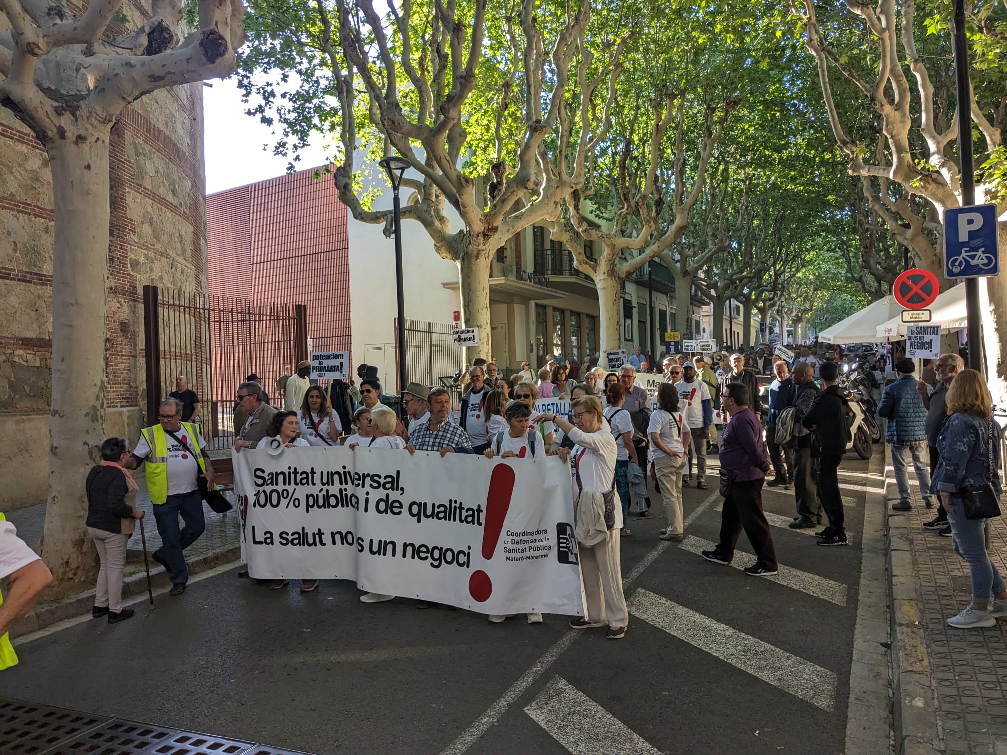 La manifestació per la sanitat pública, per la Riera. 