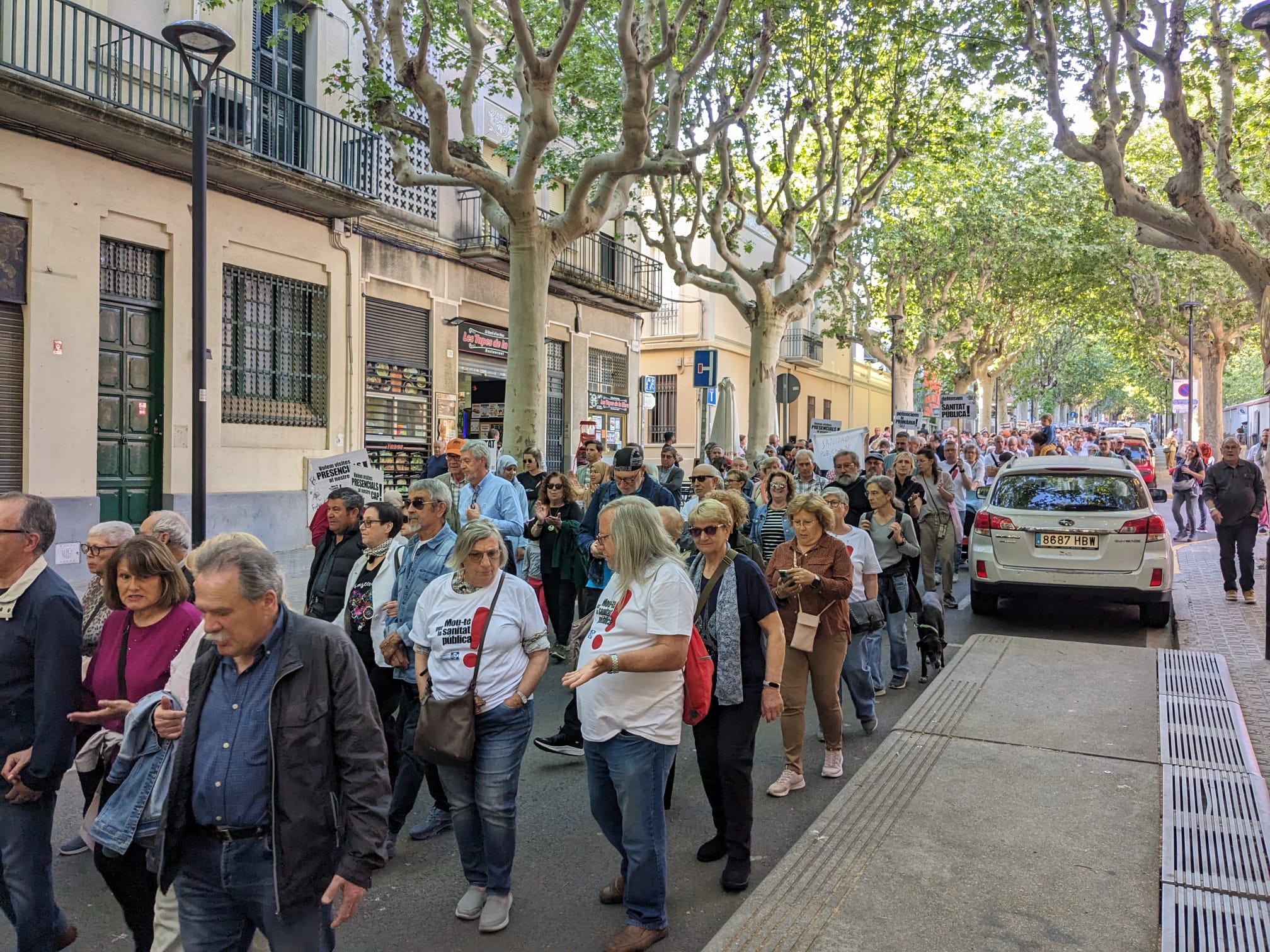 La manifestació per la sanitat pública, per la Riera. 