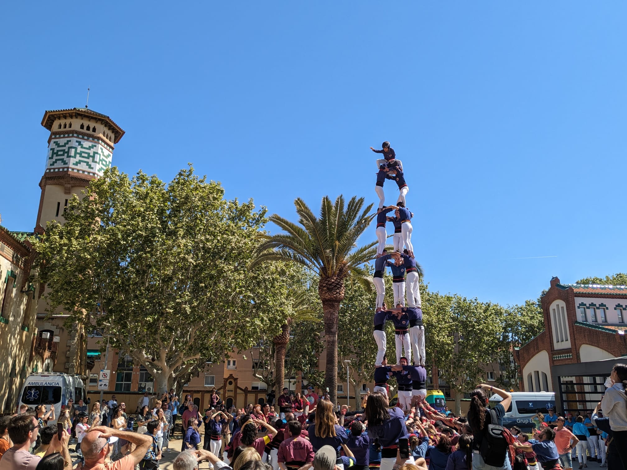 Una actuació dels Capgrossos a l'escorxador, a tocar del seu local