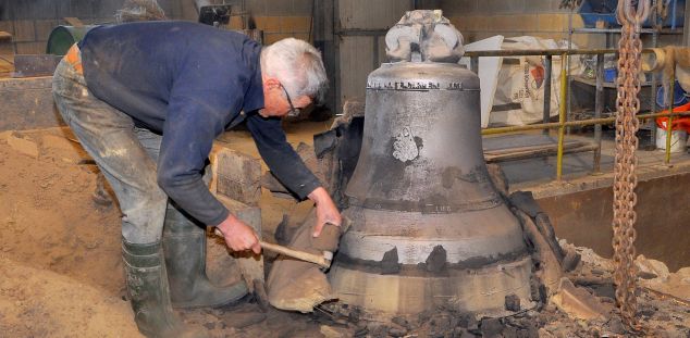 Traient la Carme del motlle.Foto: JM Clariana/Campaners de Mataró