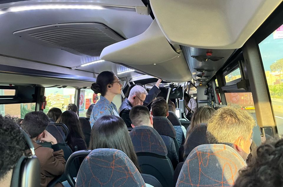 Molts viatgers dempeus al bus que porta a Barcelona