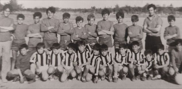 Fernández apareix a la foto ajupit, el primer per l'esquerra, amb l'equip del seu poble, Valdelacalzada. Arxiu personal de Luis Fernández