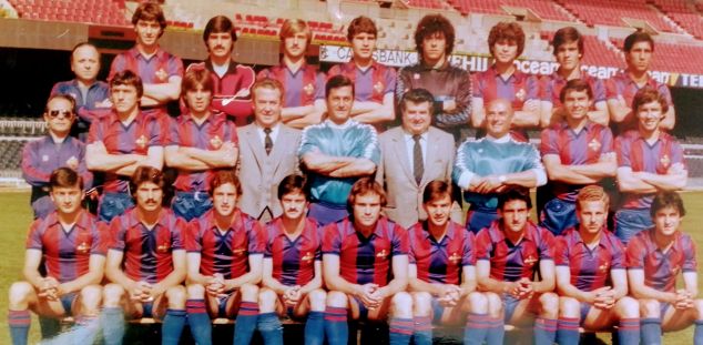 Plantilla del Barça Atlètic de la temporada 1981-1982, amb Luis Fernández de porter