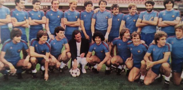 Una imatge curiosa d’un entrenament del primer equip del Barça de la temporada 1983-1984, amb la plantilla posant amb el cantant Julio Iglesias. Fernández està precisament a la seva dreta