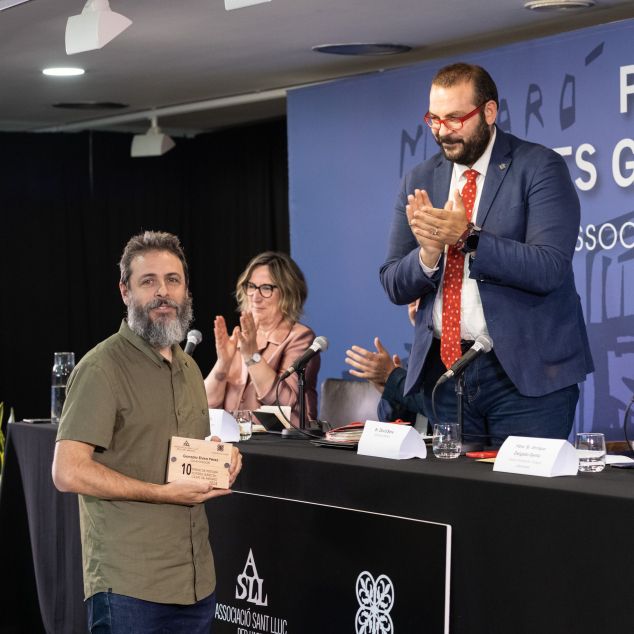 Gonzalo Elvira Pérez, amb el premi a les mans