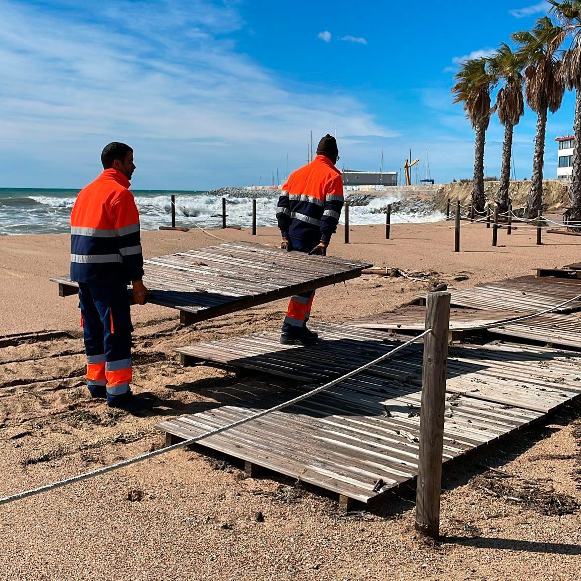 Brigada a les platges maresmenques durant els temporals de primavera. Foto: Ajuntament d'Arenys de Mar