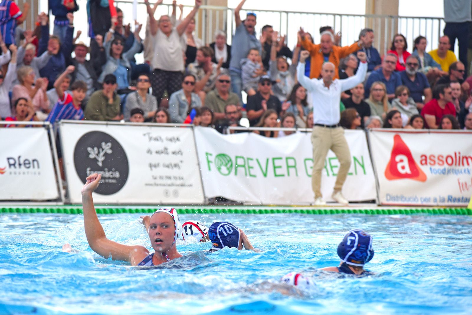 Ballart, al fons de la imatge, celebra un gol a la final del play-off. Foto: Àlex Gomà