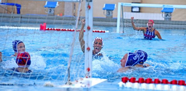 Mariona Terré, en segon terme, celebra un gol local. Foto: Àlex Gomà