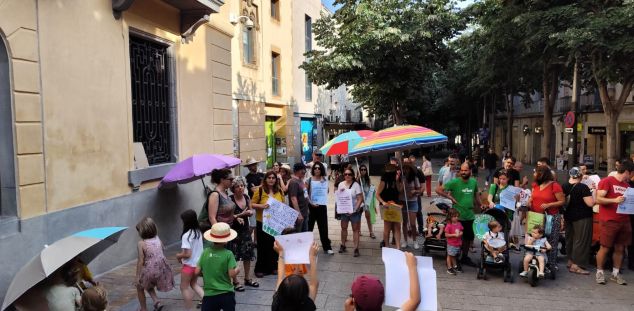 Protesta de l'AFA del Coromines contra la falta d'ombra al centre