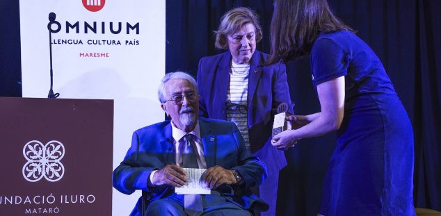 Joaquim Arenas, rebent de Laia Nonell la distinció. Foto: Mataró Fotografia/Clara Ballesta