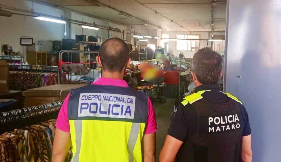 Policia Local i Nacional inspeccionen el taller tèxtil il·legal. Foto: Policia Local