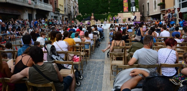 La plaça de l'Ajuntament, plena per la Mostra de Balls de Gegants