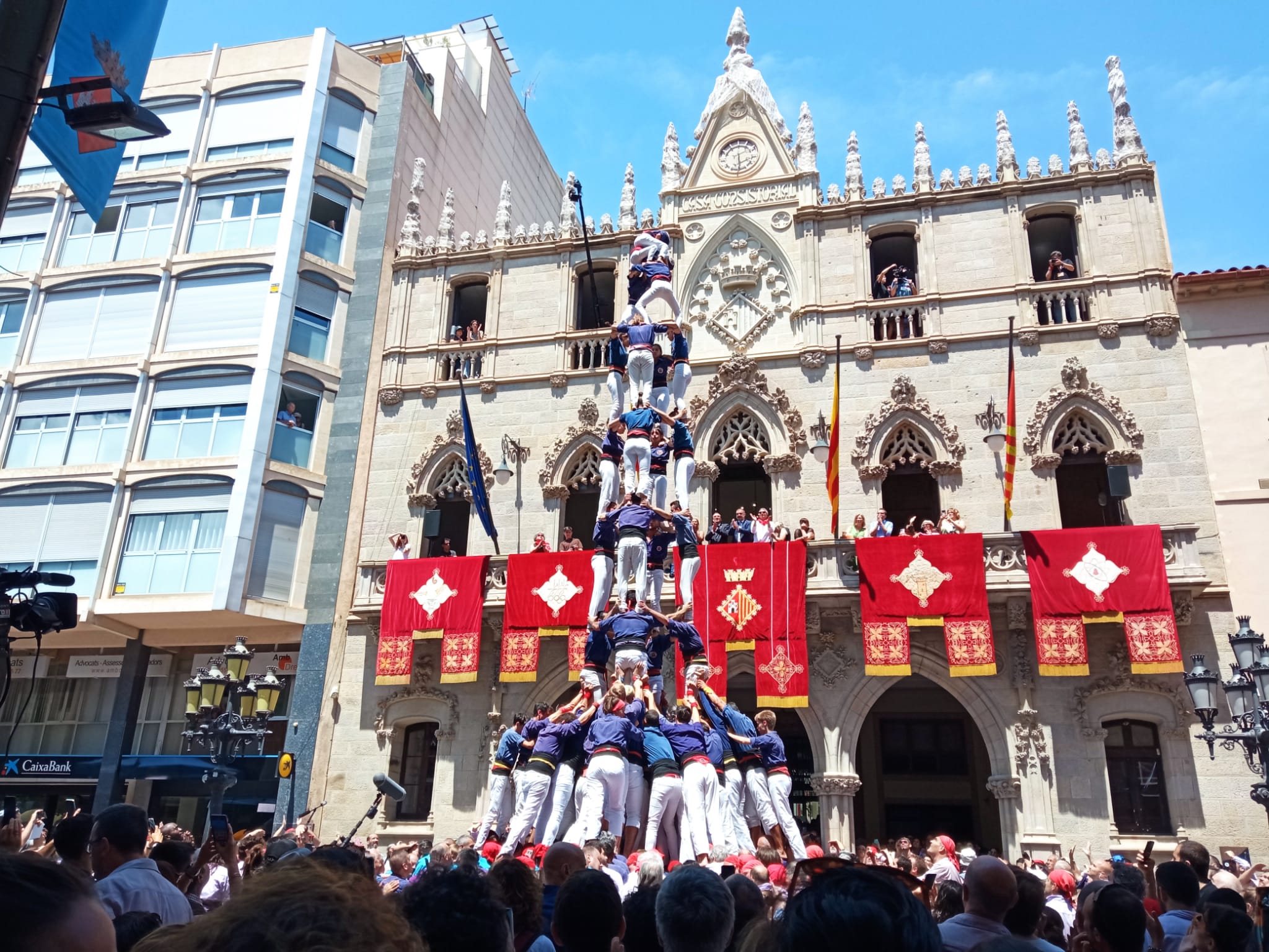 Els Capgrossos lluiten i atenyen el primer castell de 9. Foto: A. Roca