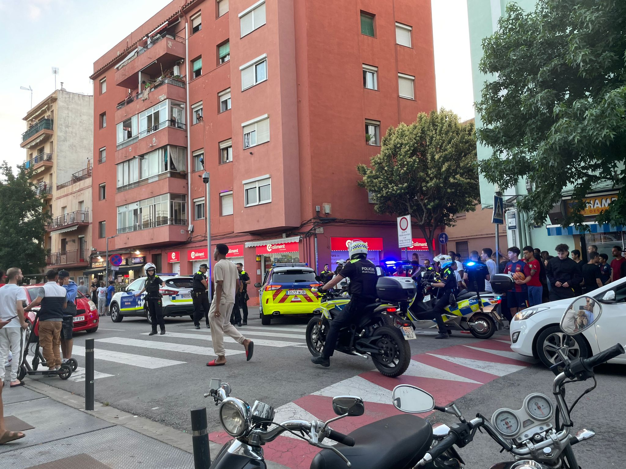 Policia intervenint al passeig Ramon Berenguer. Foto: Mataró Segura