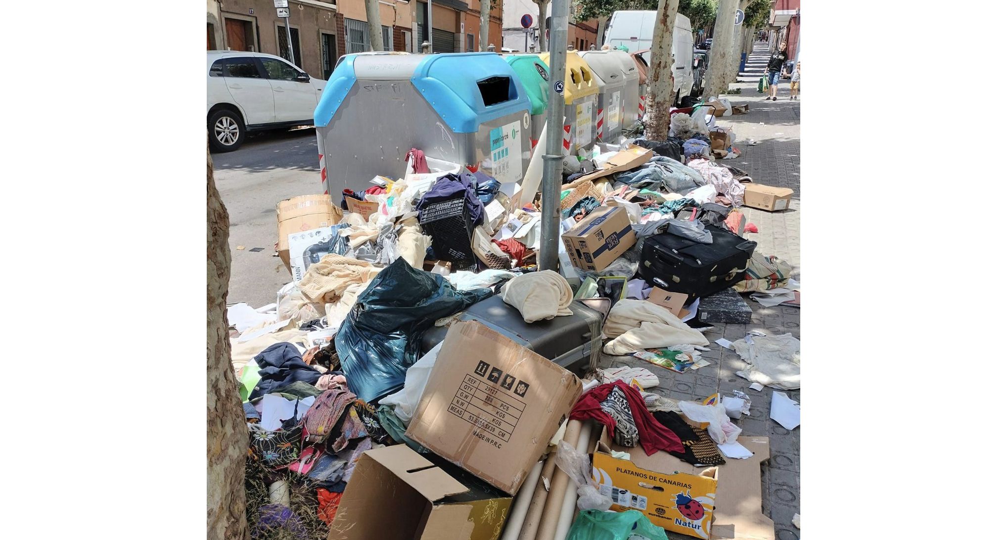 Contenidors desbordats al carrer València de Mataró. Foto: Patrulla Vecinal Mataró