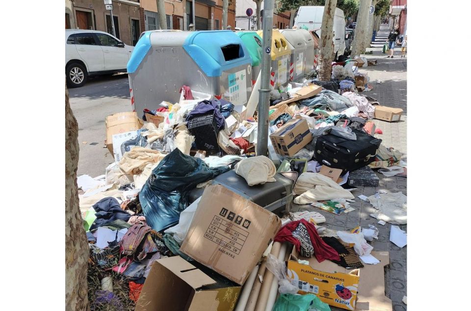 Contenidors desbordats al carrer València de Mataró. Foto: Patrulla Vecinal Mataró