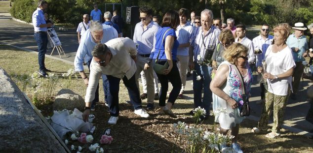 Militants del PP dipisiten flors a l'espai memorial. Foto: ACN